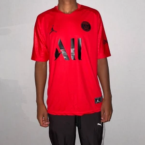 Psg tröja mbappe 7 storlek M - Storlek M. Helt ny. Fin replika med grym kvalitét. Pris: 350kr. Normal i passformen. Skickas direkt inom 24h