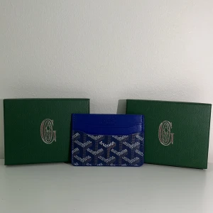 Blå plånbok - Blå plånbok med snyggt mönster. 1 plånbok 200kr. Den har 5 stycken korthållare.