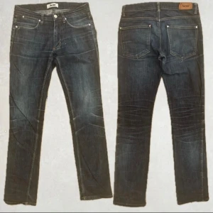 Acne Studios Raw Denim Jeans - Acne Studios Max Raw Denim Jeans i storlek 30/32. Bra skick. Kontakts för frågor och prisförslag.