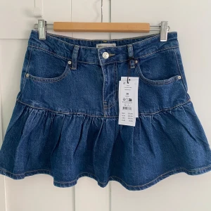 Blå jeanskjol med volang - Supersnygg blå jeanskjol från Ginatricot storlek 36. Kommer aldrig till användning så därav säljer jag. Men så söt kjol!💞 Nypris 399kr