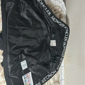 Svart pufferjacka från Moncler - Säljer en svart Moncler Puffer jacka för vinter den håller dig varm och är superbekväm har haft på mig den 4 gånger eftersom jackan var lite för stor på mig. Kontakta mig ifall du har några frågor 
