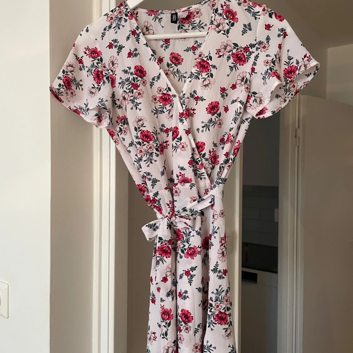 Blommig omlottklänning från H&M - 1