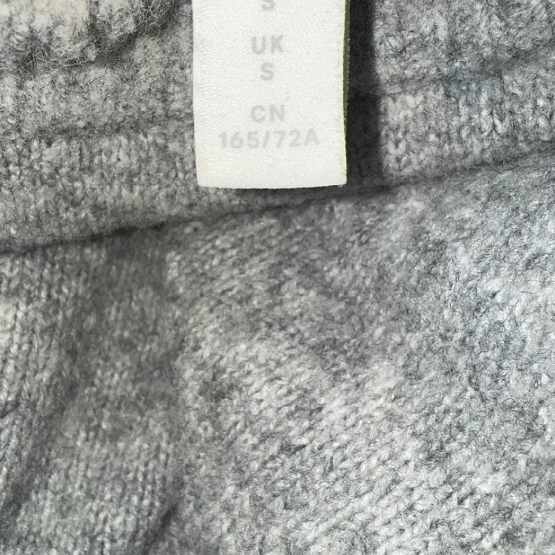 Grå stickad tröja med puffärm - 2