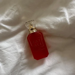 Kayali Sparkling Lychee - Säljer en Kayali Sparkling Lychee 10ml. Endast testad så i princip full. Perfekt för dig som gillar fruktiga och söta dofter.