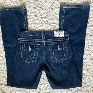 True Religion blå bootcut jeans - Säljer mina jätte fina lågmidjade true religion jeans då de inte kommer till användning! Storlek Xs/S. Mått: innerbenslängden 79cm, midjemått tvärsöver 36cm. Ge gärna bud!!💞🫶