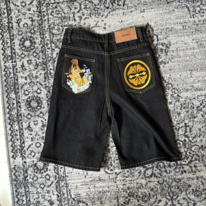 evisu jeans. jorts - säljer dessa evisu jorts. för att dom va för små! storlek w28