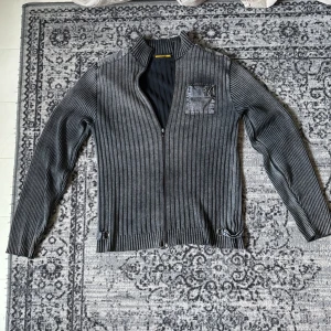 4function tröja - säljer denna tvärfeta tröjan från 4function. med en washed och arkiv liknande stil. storleken är xl men kan även sitta som en M pågrund av tröjans stretch förmåga. 