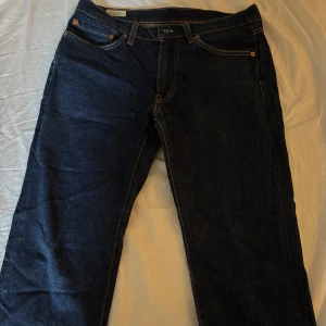 Levi's 514 mörkblå jeans - Snygga Levi's 514 jeans i mörkblå tvätt med klassisk femficksdesign och kontrastsömmar. Modellen har rak passform och normal midja, tillverkade i slitstarkt bomullsjeansmaterial. Bra skick 8/10