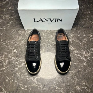 Lanvin - Säljer ett par otroligt snygga skor från det exklusiva designer märket Lanvin. Skorna är i helt okej skick, defekter medkommer men skorna har fortfarande mycket att ge! Skorna är i storlek UK 8 och lite stora så passar EU 42-43. Nypris är ungefär 6000kronor men vi säljer dessa för endast 2299 och kan gå ner i pris vid snabb affär!