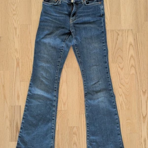 Blå bootcut jeans från Gina Tricot - Snygga blå jeans från Gina Trcot i klassisk bootcut-modell. Stl 32