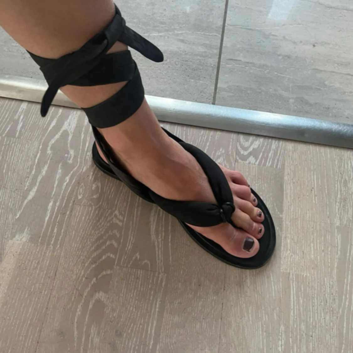 Svarta sandaler med knyt från Ganni - 1