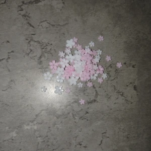 Nagel dekoration  - Säljer söta dekorationsblommor i vitt och ljusrosa, perfekta för att pimpa naglarna eller varför inte sminket/pysslet. Blommorna kommer i olika storlekar. Superfina att använda till nagelkonst för en extra gullig look.