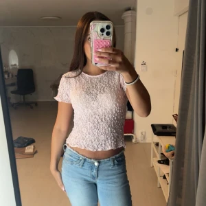 söt spetstopp - supersöt spetstopp från Gina tricot, använd fåtal gånger, inga defekter, strl m men jag har xs/s 