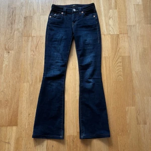 True Religion bootcut jeans i mörkaste blå💕 - True religion jeans i den mörkaste blå💕 i  bootcut passform och klassiska kontrastsömmar. Modellen heter Becca Mid Rise och är i storlek 24💕 köpte dom ifrån vinted och de är aldrig använda säljer så de tyvärr är för korta💕