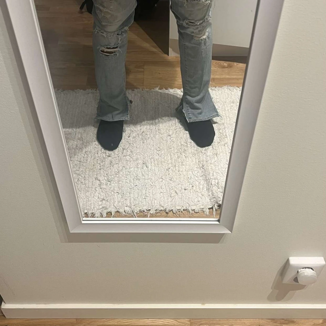 Grå slitna bootcut jeans med slits - 2