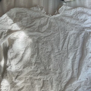 Blus - En jätte fin blus med små hål i sig, super fin på men används tyvärr inte längre❣️