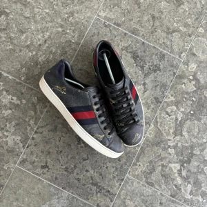 Gucci ”ace” sneakers - Säljer ett par sjukt schyssta gucci ace skor | storlek: 44 | OG: box, dustbag och alla papper | pris: 3500 | Frågor? Tveka inte på att kontakta oss. ( skorna är smutsiga och har lite defekter på sulan kom privat för mer info!)