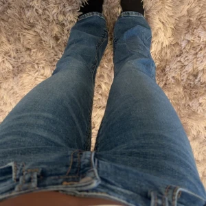 Blå bootcut jeans  - Blå jeans med bootcut passform och låg midja från Gina tricot Young inga tecken på användning och nypris 360kr