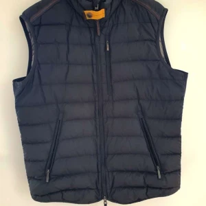 Svart dunväst från Parajumpers - Svart dunväst från Parajumpers med quiltad design och dragkedja framtill. Västen har två snedställda fickor och skön o ha när det är lite kyligt