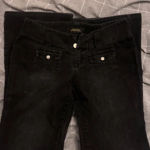 Svarta manchesterbyxor Editorial Dept. - Snygga svarta manchesterbyxor från Editorial Department med raka ben och klassiska fickor med lock och silverfärgade knappar. En av knappar saknas 😭.