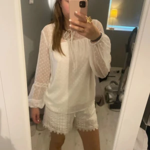 Vit blus! - Fin blus från vila! Använt några gånger och den har tyvärr fått en liten sminkfläck på halsringen men den är knappt synlig! 