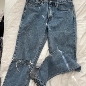 Levis jeans - Säljer dessa sjukt snygga vintage Levis jeans som är perfekta för långa tjejer. Jag har själv klippt en slits där nere och säljer endast då de har blivit för små för mig. Storlek 32/26, passar S/M beroende på vilken passform som önskas.💓