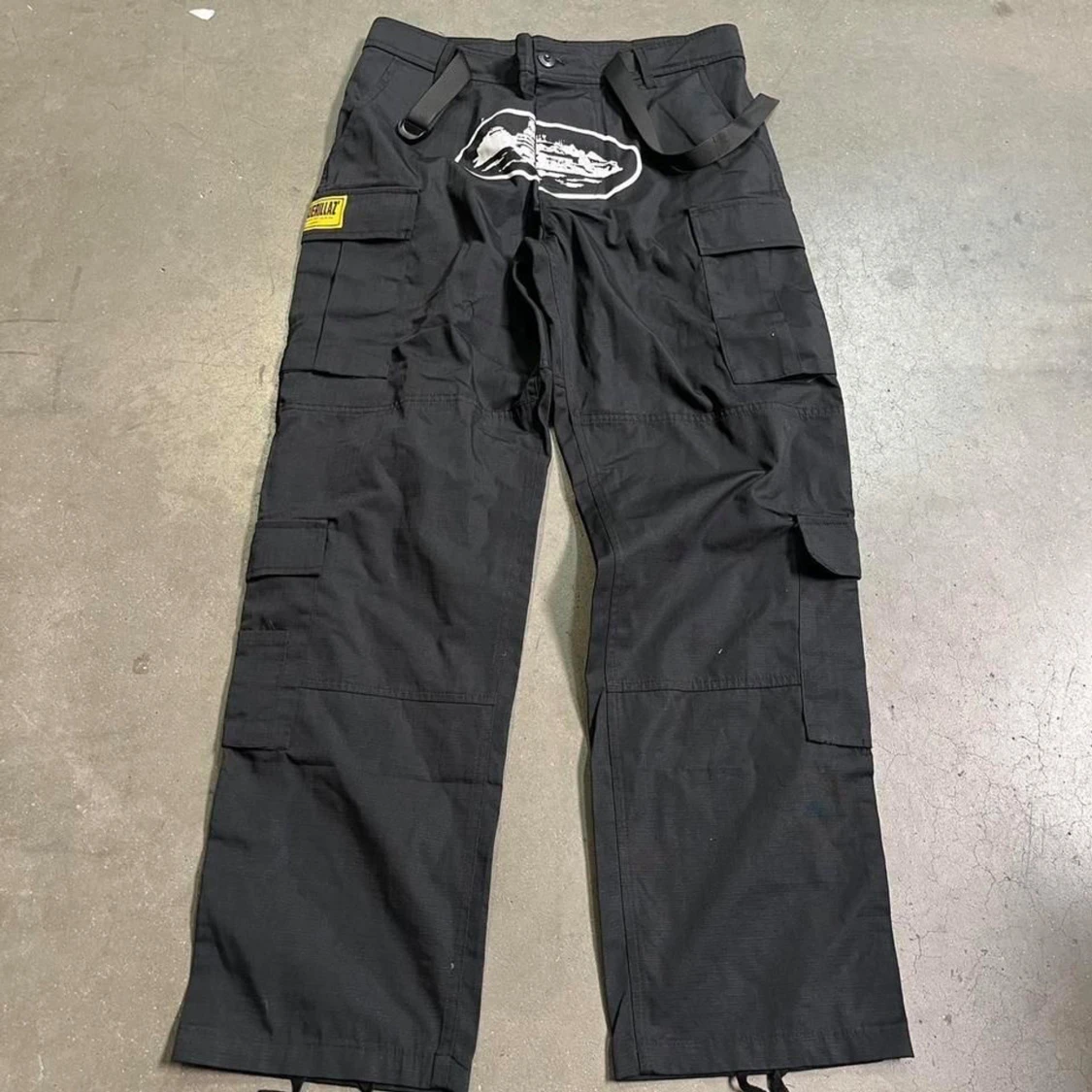 Gråa  cargopants med patch och tryck