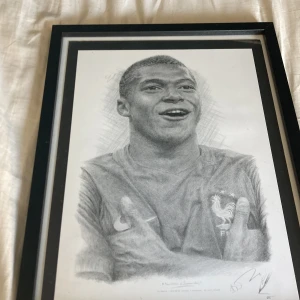 En tavla av kylian mbappé - En hand målad tavla an Frankrikes striker Kylian Mbappé