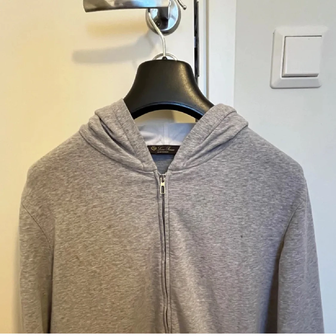 Grå hoodie från Loro Piana med dragkedja