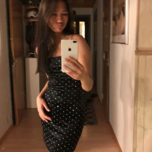 Svart blingad kort klänning - Tight på, blir jätte snatche. Hade på mig den en gång men är den är som ny