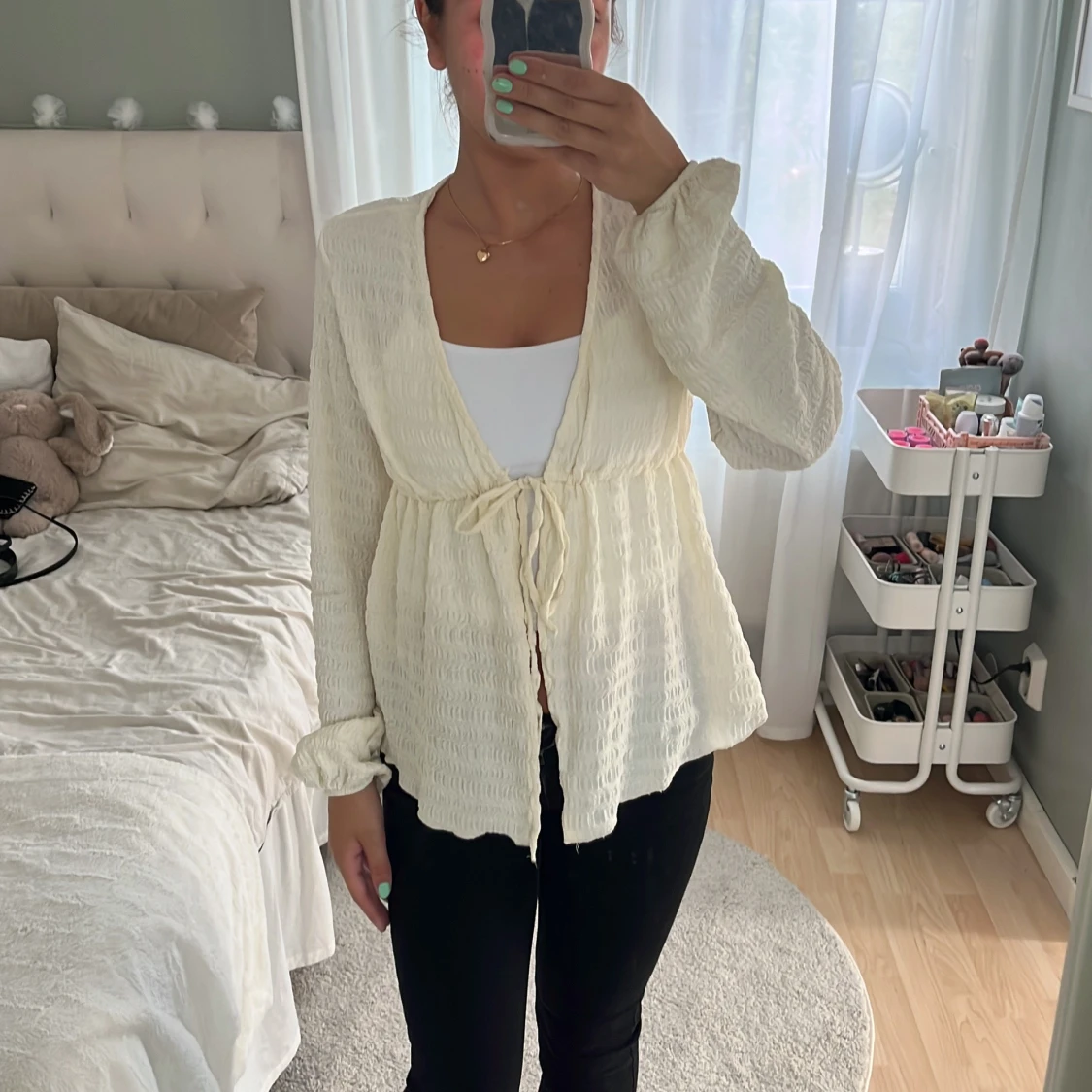 Krämvit omlottkofta med knyt