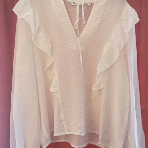 Vit blus - Super fin vit blus som är som ny. Endast använd 1 gång. Perfekt till lite lyxigare stil eller bara till vardagen! Skriv om ni har frågor eller för fler bilder.💞🫶🏼passar M-L skulle jag säga. Kan även passa S beroende på hur man vill att den ska sitta!!