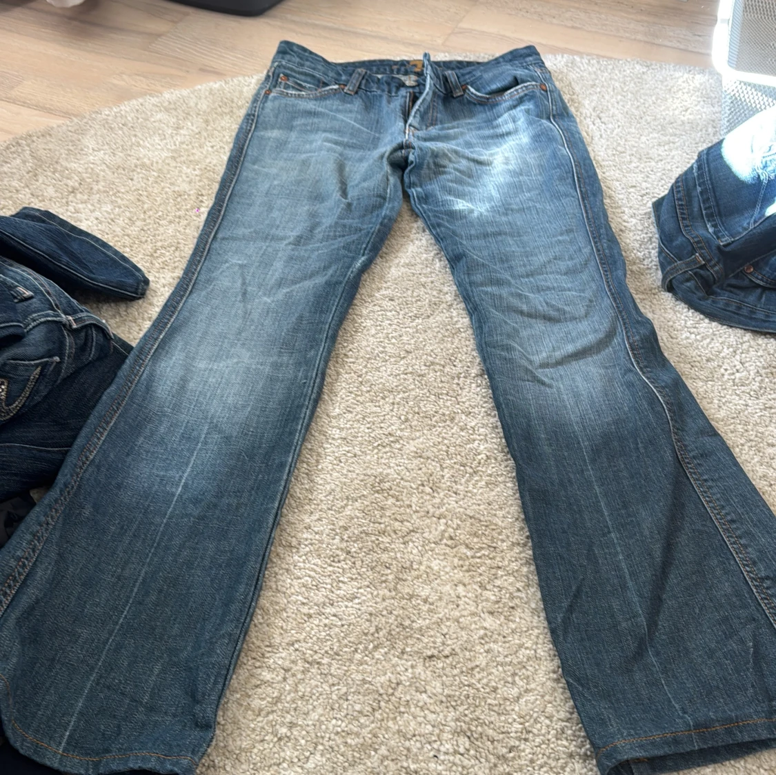 Blå bootcut jeans från 7 For All Mankind