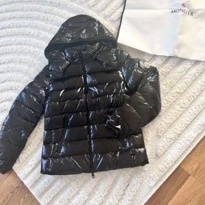 Moncler Bady jacka - Säljer denna Moncler bady jacka i nyskick. Inga tecken på användning. Skickas med dust bag. Storlek 1 men passar perfekt på en XS. Perfekt jacka inför höst/vinter. 