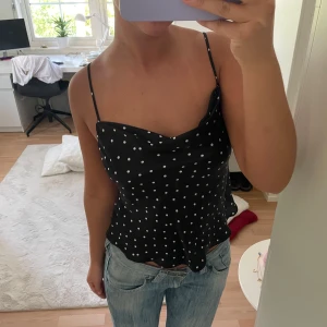 Prickig satin topp - Säljer denna super söta satin topp!