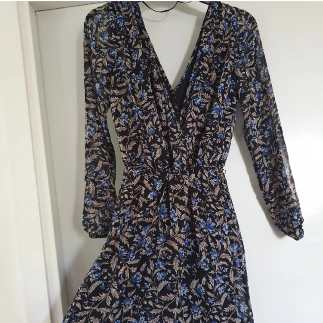 Mörkblå blommig kortklänning med v-ringning - 1