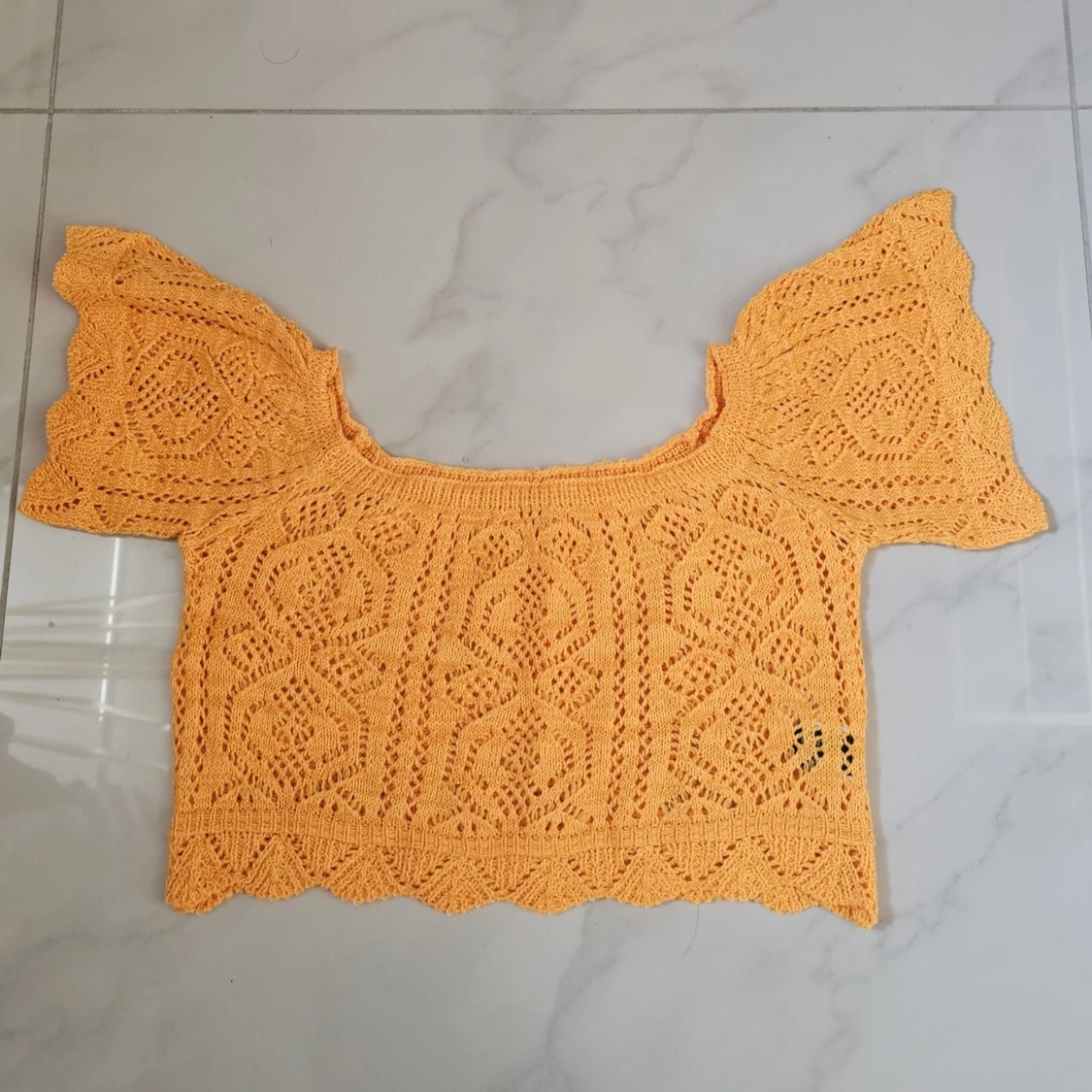 Croppad orange stickad off-shoulder topp