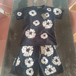 Denim Tears Set - Setet är helt ny och har aldrig använts. Priset kan diskuteras. Om du har några frågor så är det bara att skicka. Fraktar inom 24h                                                                          
