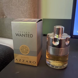 Azzoro Wanted parfym - Säljer en azzoro wandet parfym som luktar tvär gott, säljer för endast 549kr. Ca 90-95 ml kvar av 100