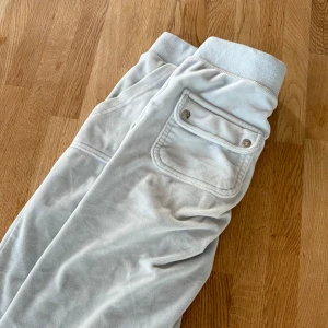 Ljusgrå mjukisbyxor från Champion - Ljusblå juicy couture byxor i storlek XS. De är i använt skick därmed billigt pris och fläckar lite här och var, har inte provat att få bort med något medel eller så. Fortfarande super skönt material och hyfsat skick utom fläckarna. 🩵