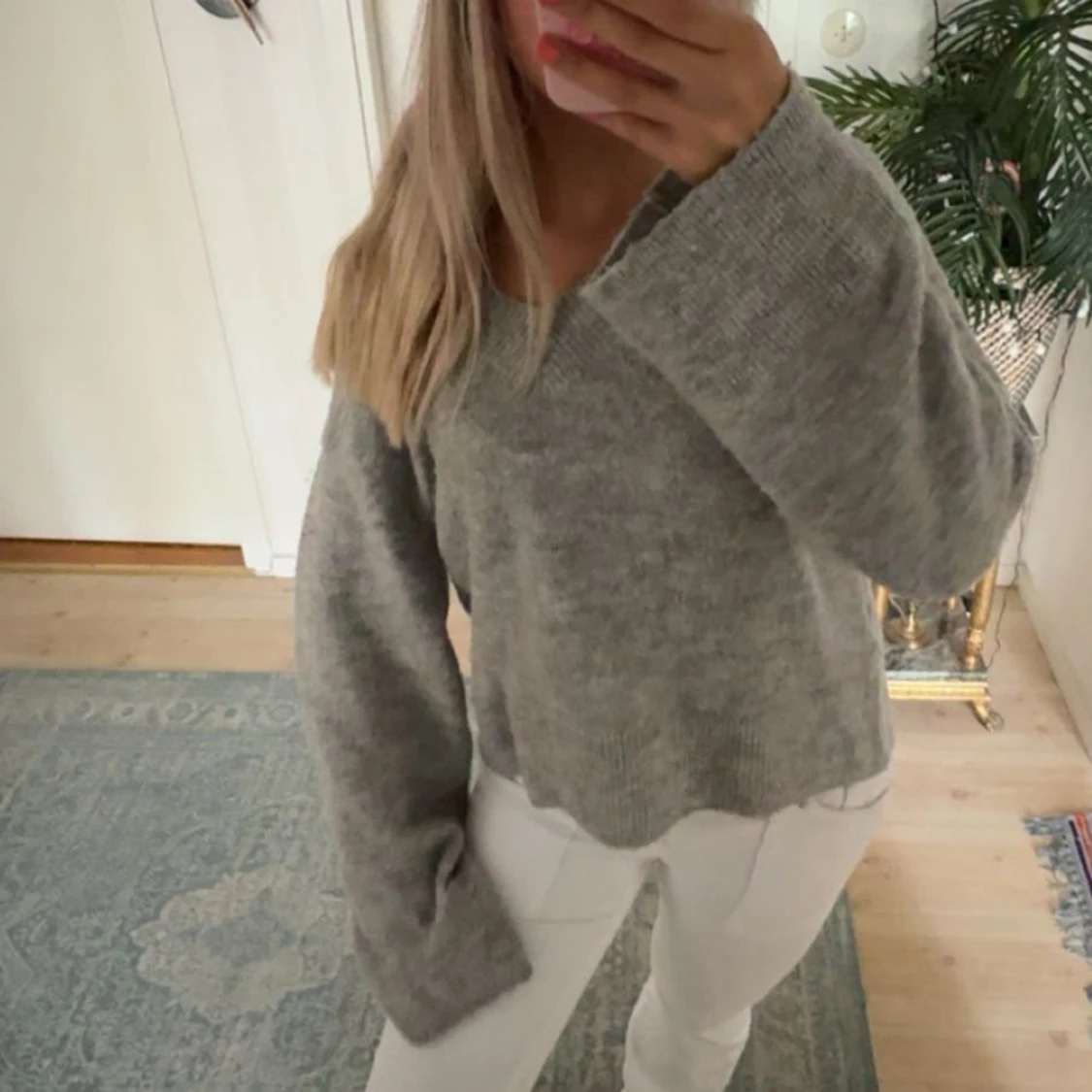 Grå stickad tröja med v-ringning