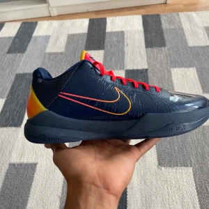 Kobe 5 caitlin clark  - Storlek 45. Använda några gånger. Köpta på joy jimmy retail i usa. Sällsynta i Sverige.