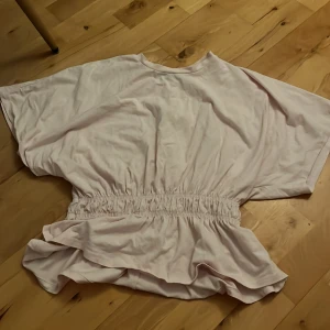 Fin rosa topp - Säljer en fin rosa topp från Lager 157! Jättefin med skrunch i midjan, kommer inte så mycket till användning! Kontakta om det är något!🫶🏻Storlek S