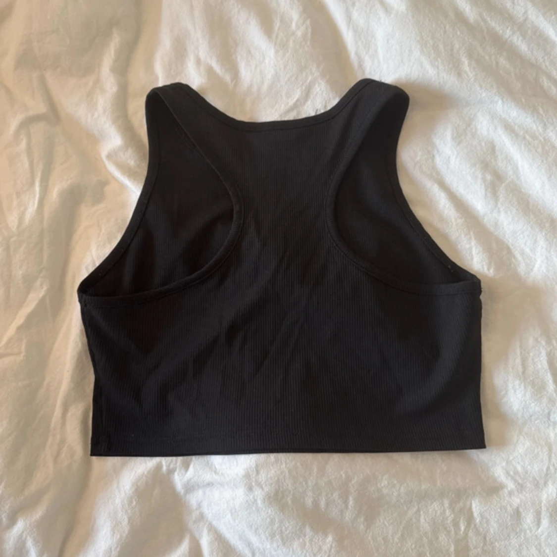 Svart ribbad croppad linnetopp - 1