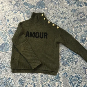 Mörkgrön Zadig tjocktröja  - Säljer nu min superfina Zadig&Volitaire tjocktröja då den tyvärr är för liten, använd ganska många gånger men inga defekter förutom att den är lite nopprig