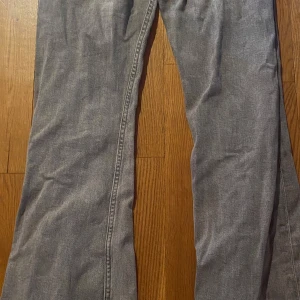 Grå jeans - Snygga grå jeans med klassisk femficksdesign. Jeansen har knappgylf och bälteshällor, vilket gör dem enkla att styla med olika accessoarer. Materialet är mjukt denim som ger en skön känsla och cool look.