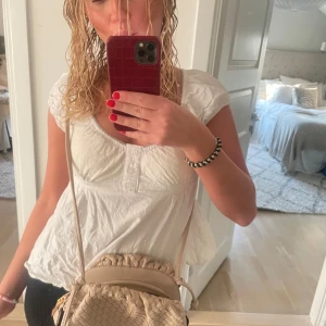 Beige väska  - Säljer denna super fina söta väskan som e flätad , kommer tyvör inte till användning , inga defekter 