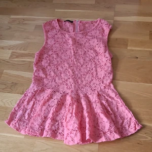Spetstopp - Rosa topp från New Yorker. Det står ingen storlek, men passar M. Kan fraktas men köparen står för frakten 💕