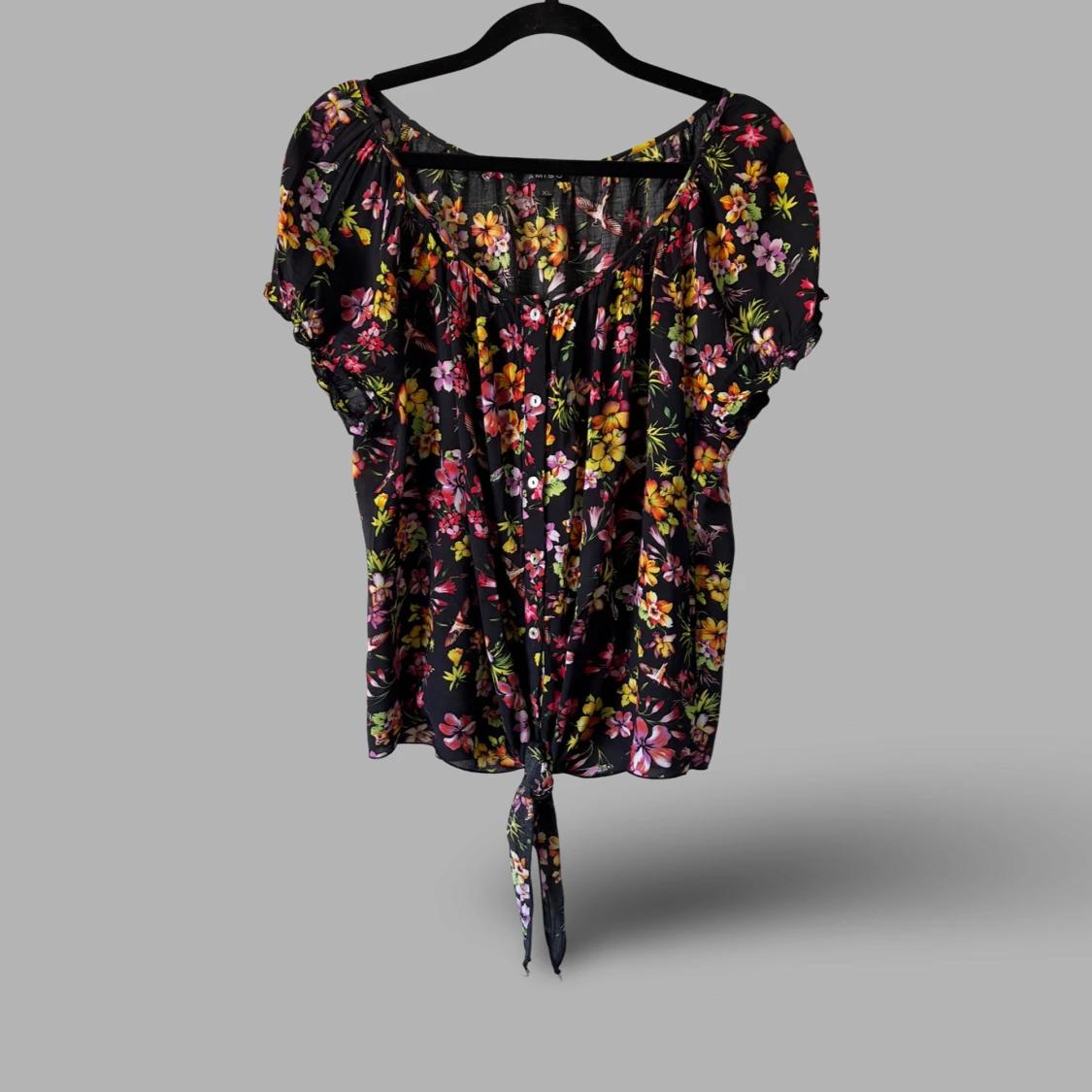 Blommig svart blus med knyt - 1