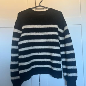 Svartvit randig stickad tröja Pieces - Säljer en svart och vit stickad tröja från Pieces i storlek XS. Tröjan har breda horisontella ränder och en rund hals. Den är långärmad och har en mysig, lite grovstickad känsla som passar perfekt när det är kyligt ute.